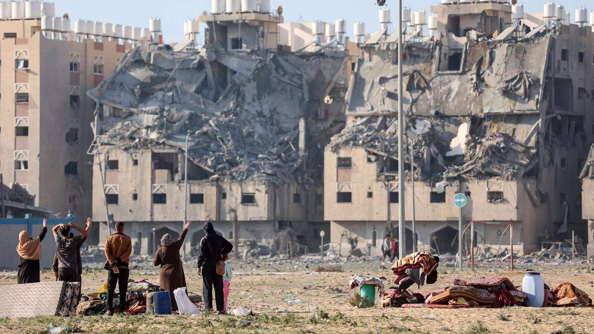 Palestinos se alejan de un sector residencial bombardeado por el ejército israelí en Rafah, el sur de Gaza, el sábado 2 de diciembre de 2023.