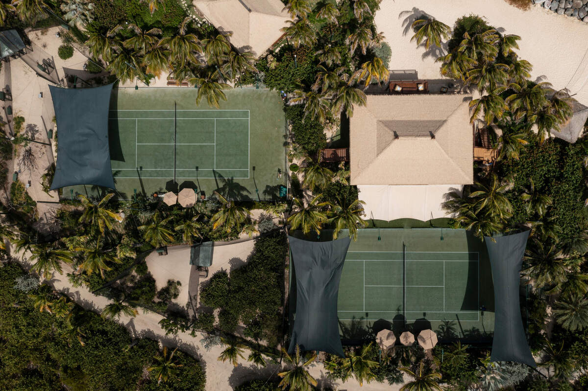En&nbsp;Necker Island, la isla privada de Sir Richard Branson y estrella de la colección Virgin Limited Edition, el tenis se juega entre brisas tropicales y vistas oceánicas. 