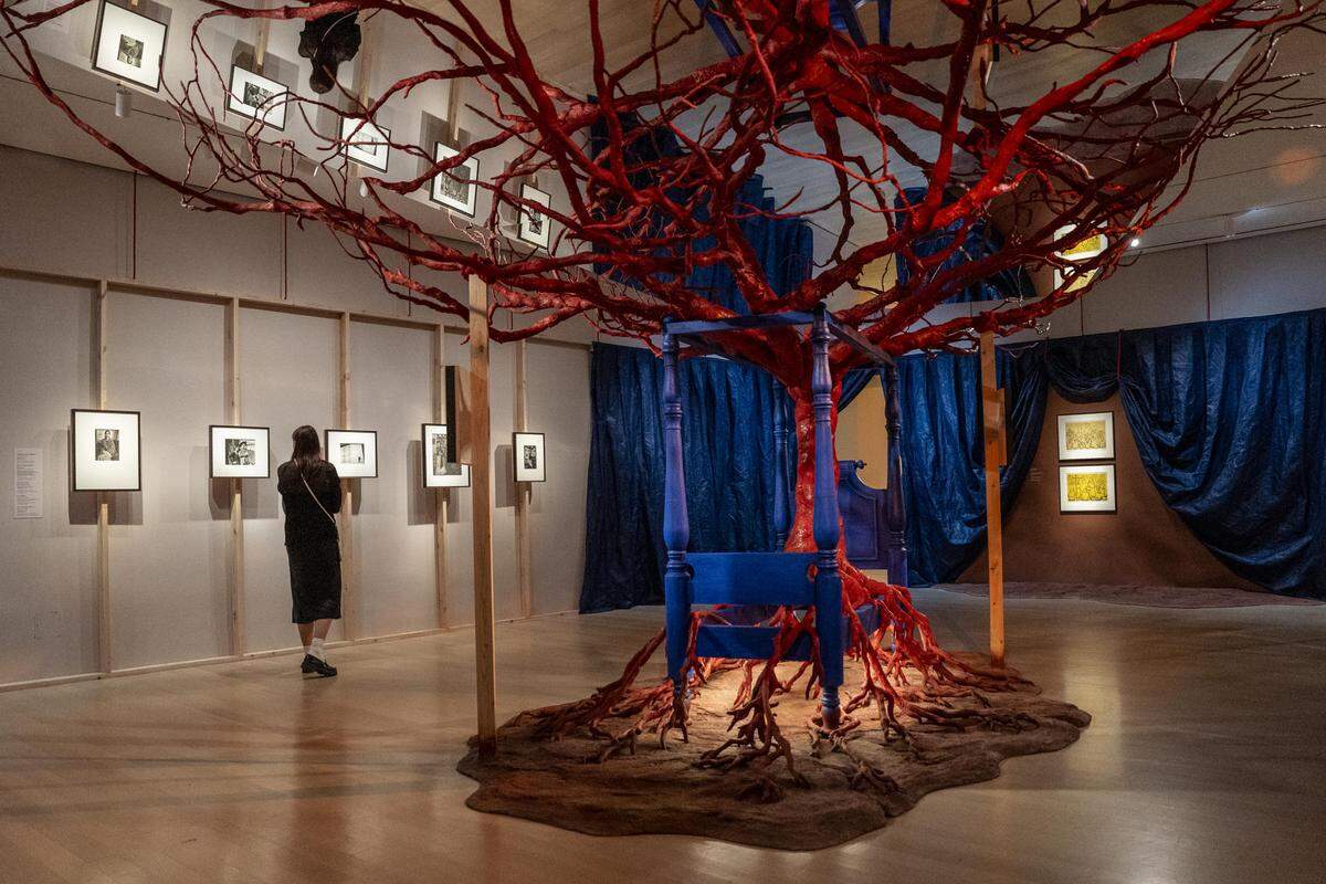 Una persona observa cuadros de la exposición ‘El último sueño de Frida y Diego’ este lunes en el Museo de Arte Moderno de Nueva York (MoMa) en Nueva York (EEUU).