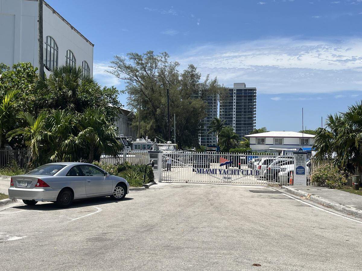 Entrada al Miami Yacht Club en Watson Island el lunes 28 de julio de 2025. Cinco niños y un monitor de campamento del club se encontraban en un velero que fue impactado por una barcaza en la Bahía Biscayne, frente a Hibiscus Island. Tres niñas murieron y una tercera se encontraba inconsciente en el Centro de Trauma Ryder el lunes por la tarde, informó la Guardia Costera.