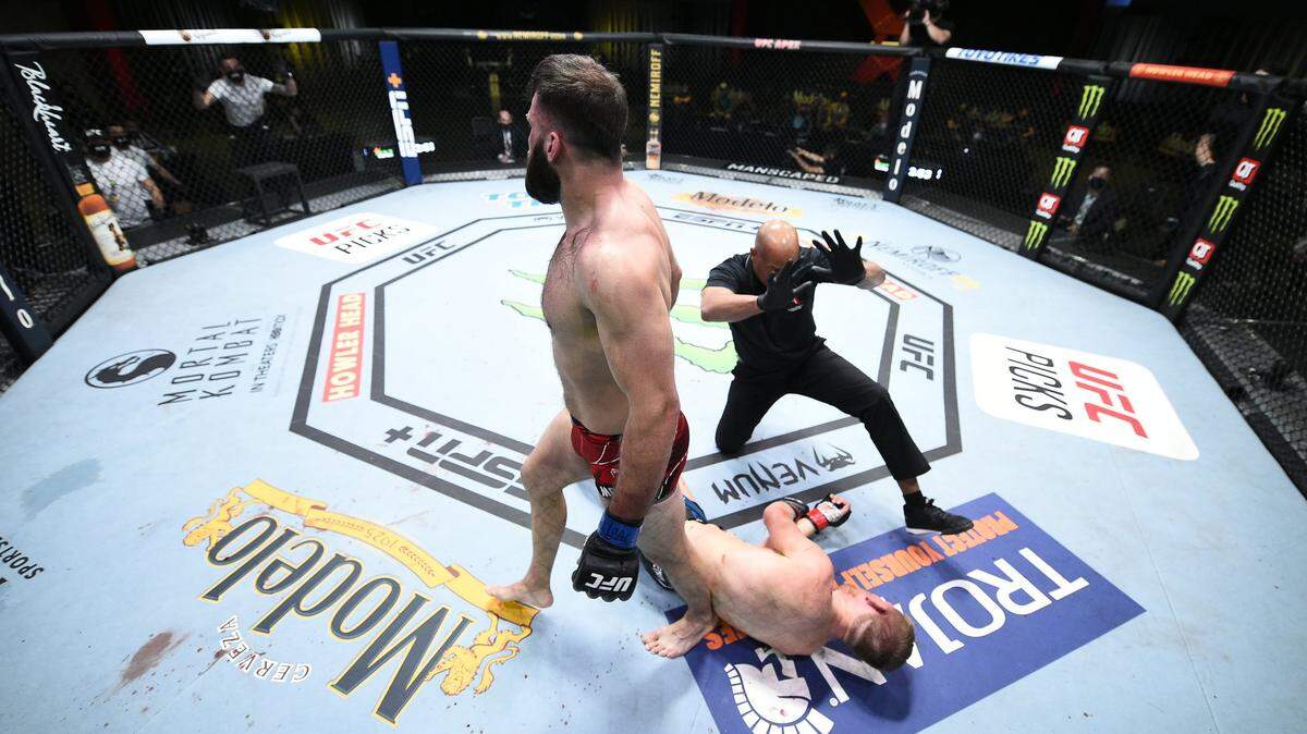 JULIAN MARQUEZ sometió con una llave rear naked a Sam Alvey y continuó su ascenso en la división mediana con una racha de dos victorias .