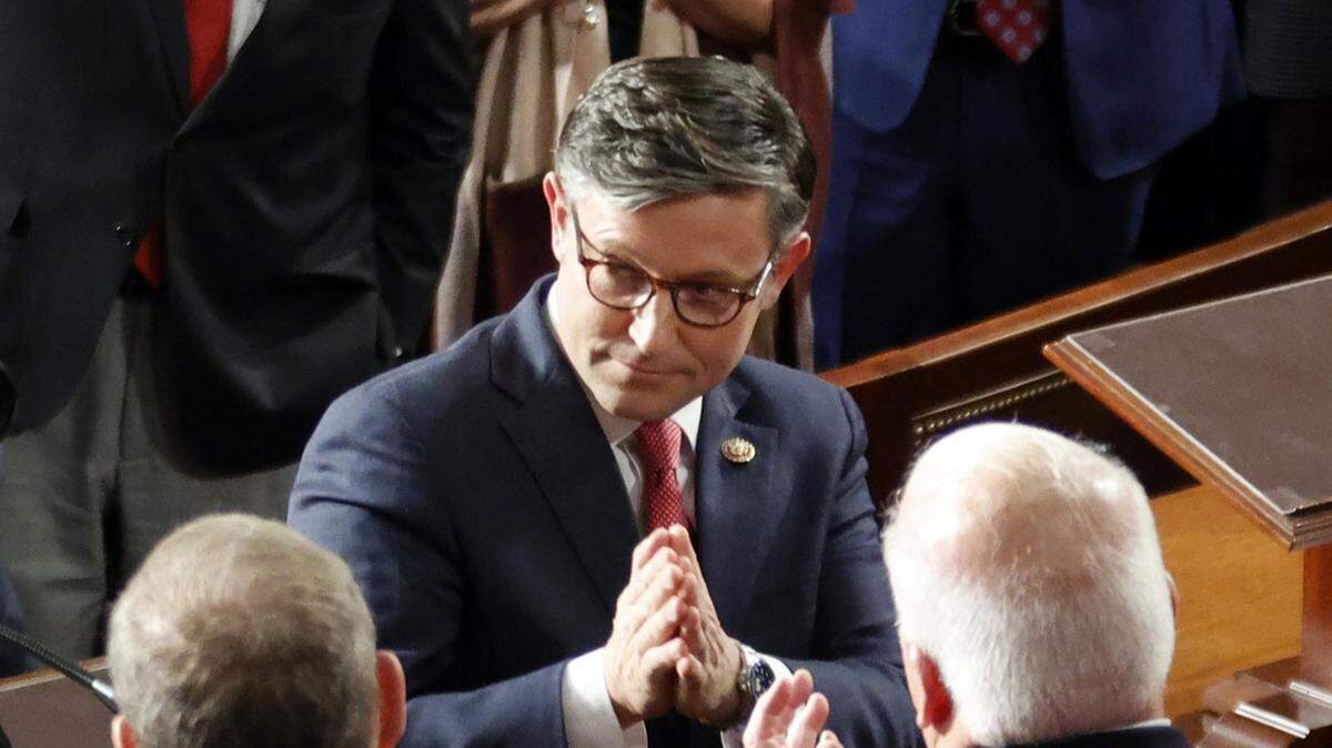 El congresista Mike Johnson, republicano de Luisiana, saluda a sus colegas tras ser electo presidente de la Camara Baja del Congreso, el miércoles 25 de octubre de 2023.