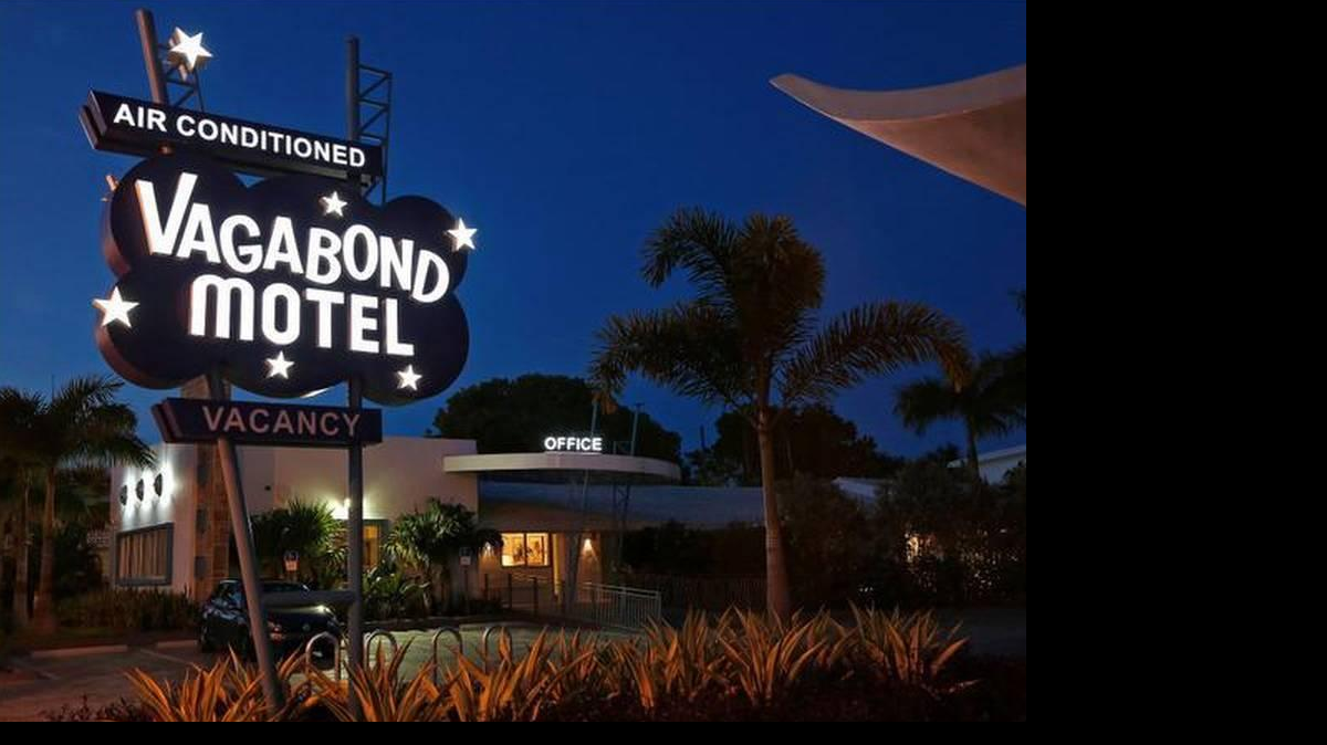 El motel Vagabond reabrió sus puertas en 2014 tras una reforma extensa de las instalaciones para convertirse en un hotel “boutique” que preserva su aire “retro”, con carteles de neón en la entrada, y un restaurante de cocina de fusión que combina los sabores asiáticos, latinos y estadounidenses.