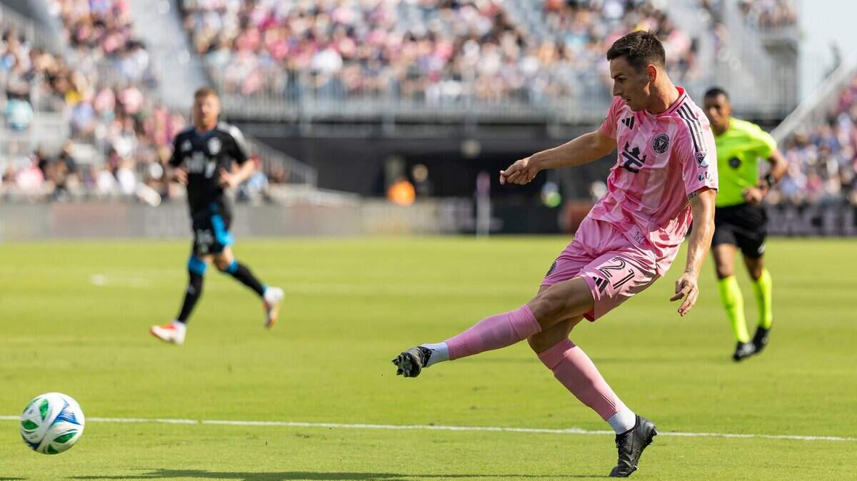 El jugador del Inter Miami Tadeo Allende anotó un gol contra Charlotte, en el partido de la MLS celebrado el 9 de marzo de 2025 en el Chase Stadium en Fort Lauderdale, Florida.