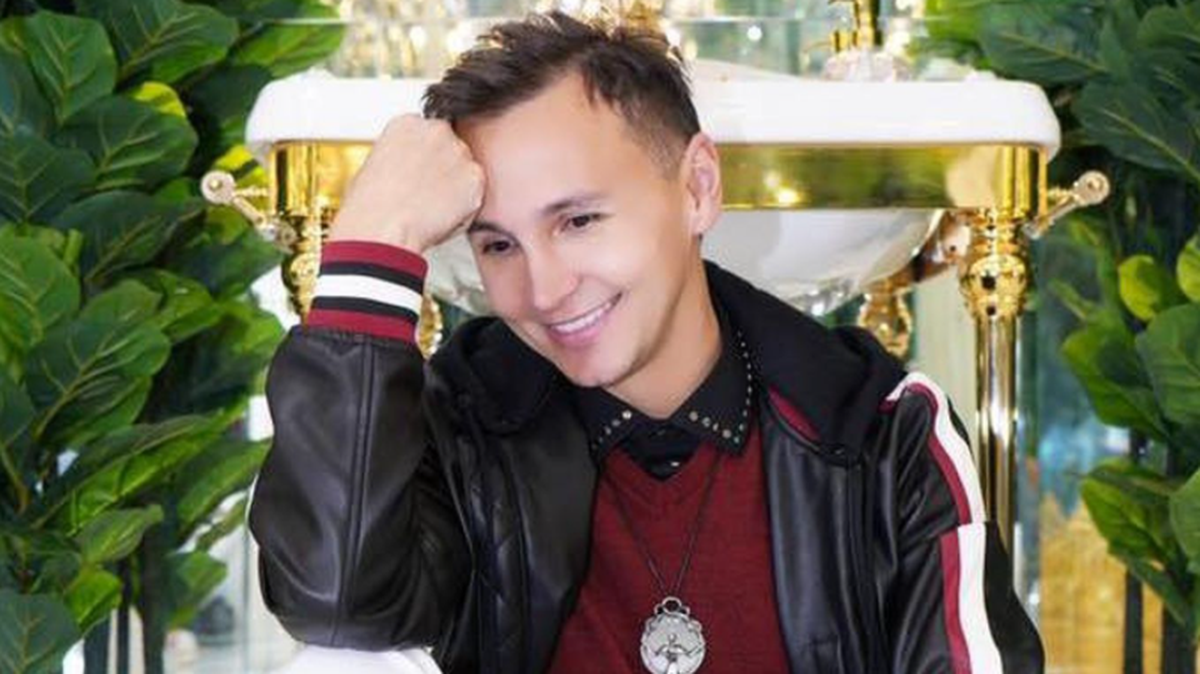 El peluquero Mauricio Leal, que peinó a famosas y estrellas de Colombia, apareció muerto junto a su madre sobre una cama a finales de noviembre, en lo que parecía un matricidio, pero la confesión este martes en los juzgados de su hermano, Jhonier, del doble asesinato ha revolucionado el caso.