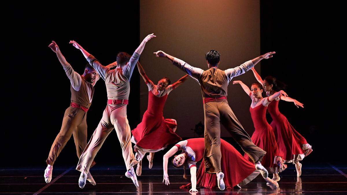 Los bailarines de Dance NOW! Miami en “Anusim, What Is Hidden Is Never Lost” de Baumgarten y Salterini.