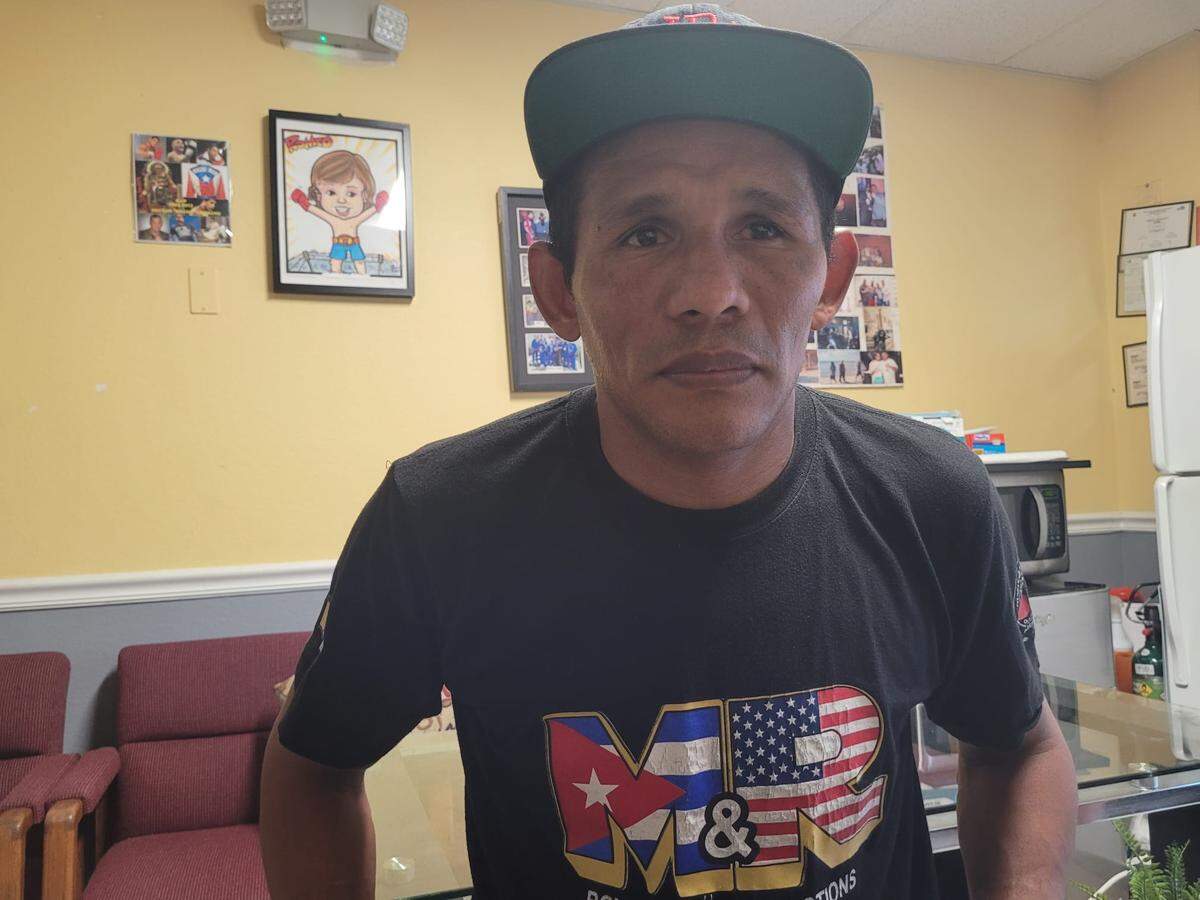 Ismael Barroso siente que le han dado un golpe bajo. Cuando todo parecía amarrado en su potencial pelea titular contra Alberto Puello, la Asociación Mundial del Boxeo determinó que el número seis en el ranking Botirzhon Akhmedo, será quien en realidad enfrente al dominicano.
