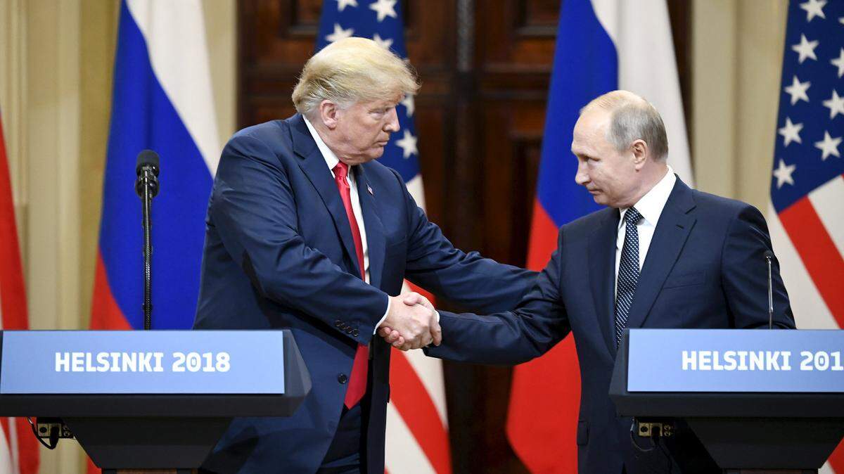 Foto de archivo. El presidente Donald Trump (izq.) hablará esta semana con su par ruso Vladimir Putin, informó el domingo un emisario estadounidense, mientras Washington presiona a Moscú para que acepte una tregua con Ucrania.