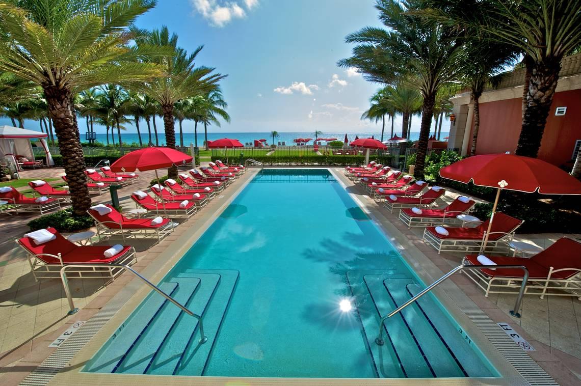 La piscina Beach Club del Acqualina Resort.