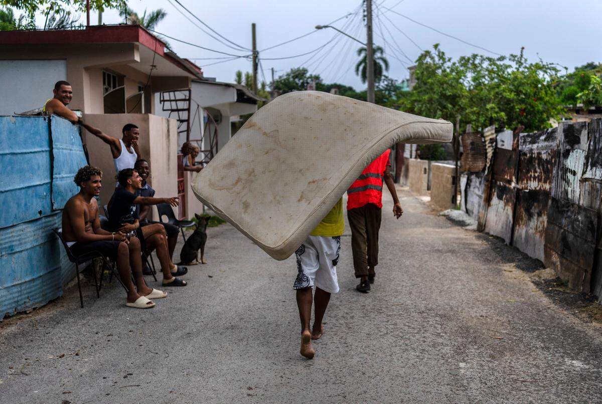 Un residente del barrio El Fanguito lleva un colchón a un lugar seguro en preparación para la llegada del huracán Ian, en La Habana, Cuba, el lunes 26 de septiembre de 2022.