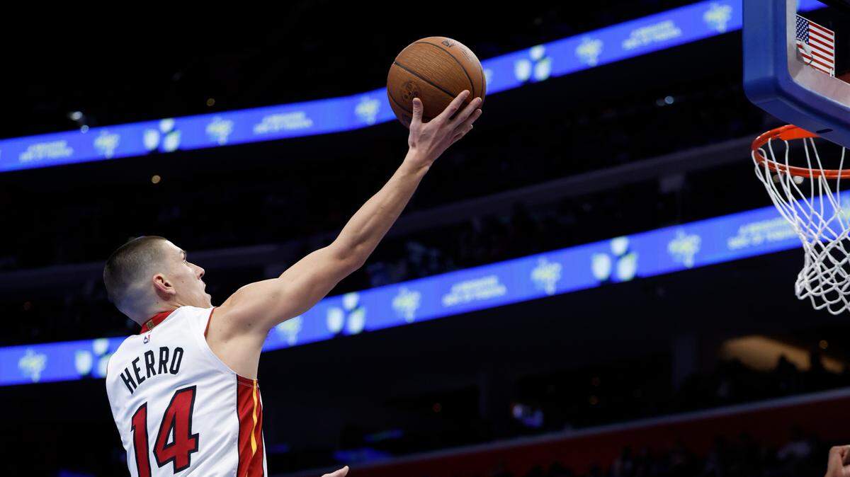 El jugador del Heat de Miami Tyler Herro tira al aro en el partido contra los Pistons, celebrado el 12 de noviembre de 2024 en Detroit.