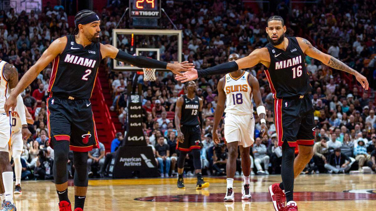 Los jugadores del Heat Gabe Vincent (izq.) y Caleb Martin reaccionan luego de una jugada en el partido contra los Suns de Phoenix, celebrado el 14 de noviembre de 2022 en Miami.
