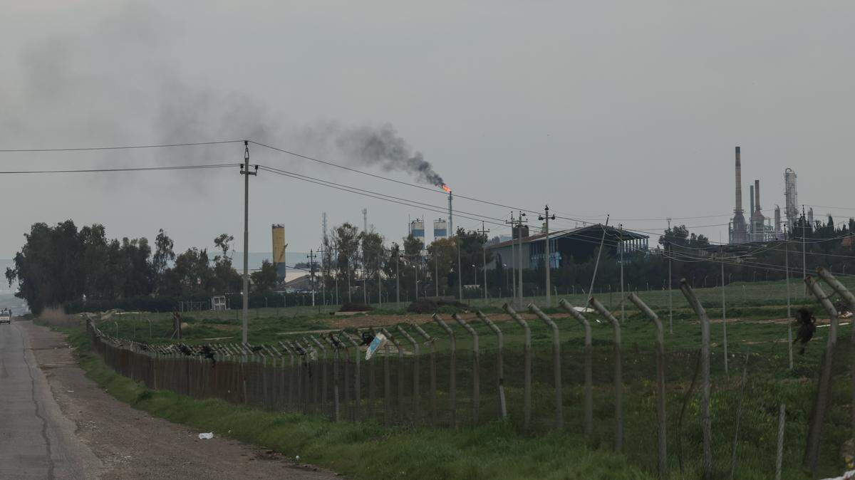 Vista de una refinería de petróleo el 17 de marzo de 2026 en Erbil, Irak. Recientes ataques con drones en la región han obligado a algunas refinerías de petróleo a cesar sus operaciones, mientras que otras continúan funcionando.
