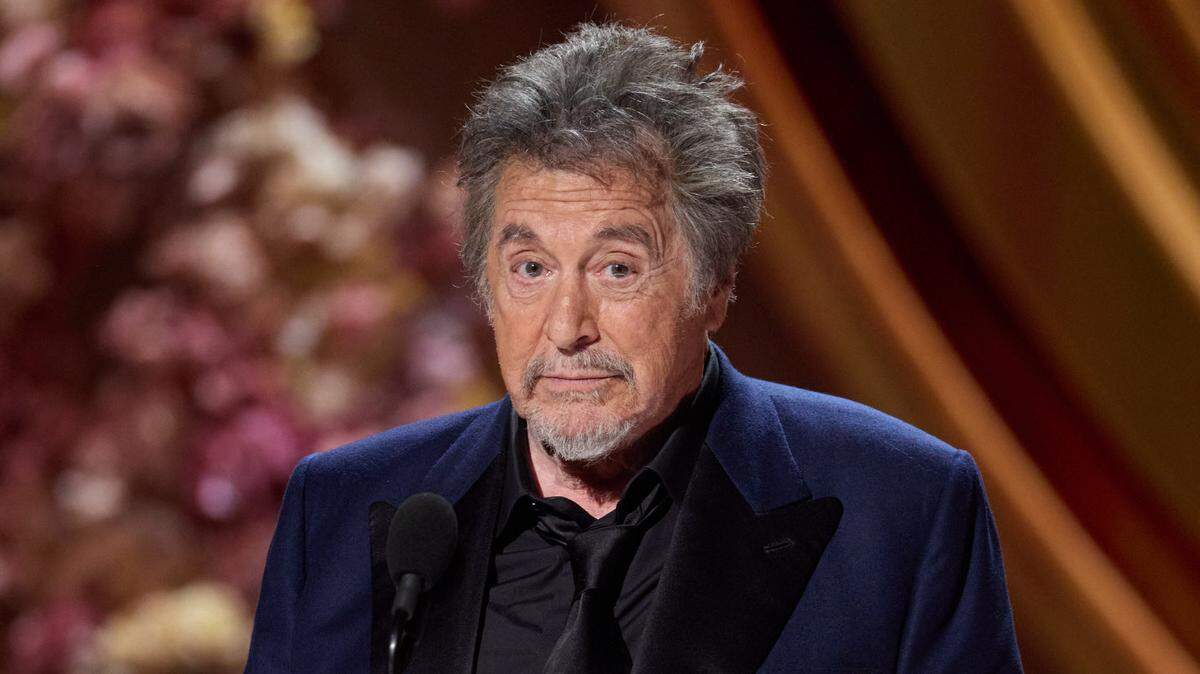 Al Pacino entrega el Oscar® a la Mejor Película a Charles Roven, Emma Thomas y Christopher Nolan durante la transmisión en vivo de la ABC de la 96.ª edición de los Oscar® en el Teatro Dolby® de Ovation Hollywood el domingo 10 de marzo de 2024.