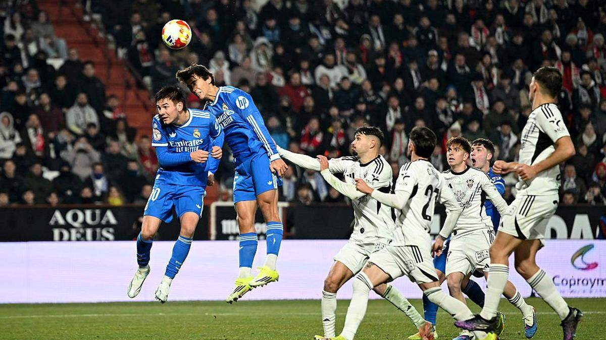 El Real Madrid cayó eliminado este miércoles en octavos de final de la Copa del Rey al perder por 3-2 sobre la bocina ante el Albacete, de segunda división, en el debut de Álvaro Arbeloa como técnico blanco tras el despido de Xabi Alonso el lunes.