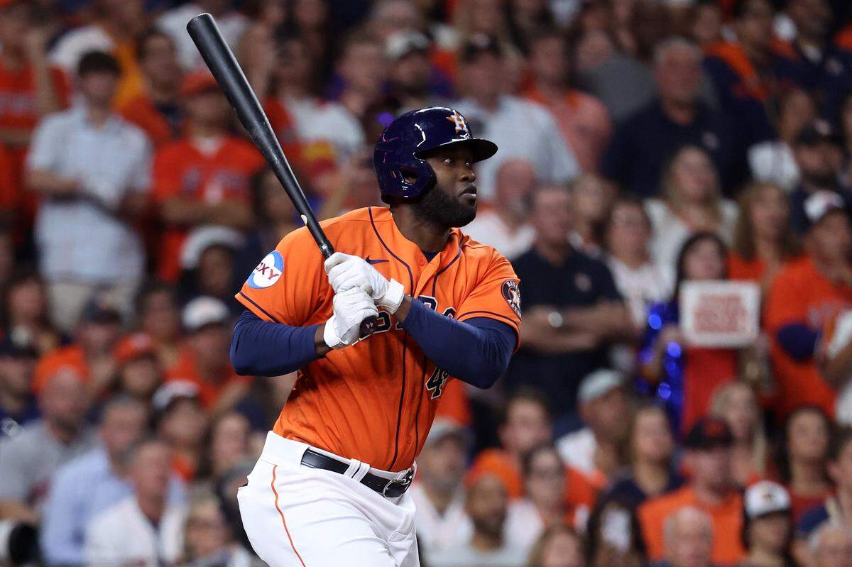 El bateador designado de los Astros Yordan Álvarez batea un hit remolcador ante los Rangers de Texas en el primer inning del sexto partido de la Serie de Campeonato de la Liga Americana, celebrado el 22 de octubre de 2023 en Houston.