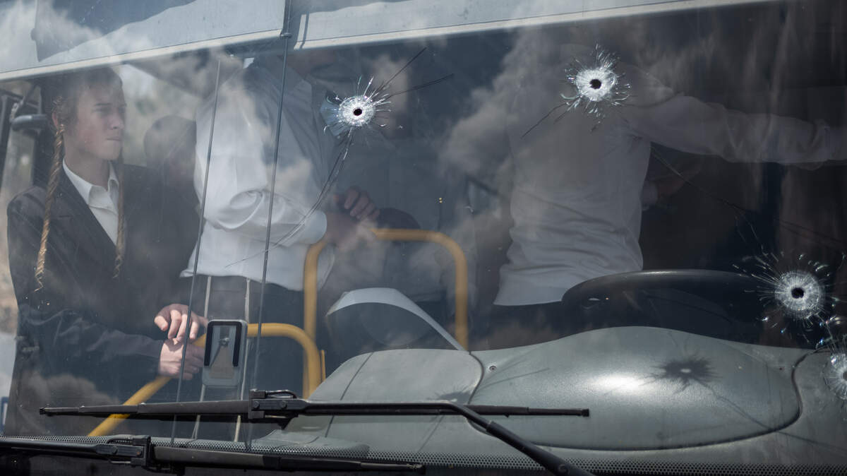 Investigadores examinan un autobús que recibió varios disparos durante un ataque el lunes, 8 de septiembre de 2025, en Jerusalén Este. Al menos seis personas murieron y los dos atacantes palestinos fueron abatidos.