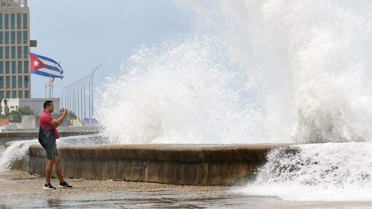 Grandes olas sobrepasan el muro del malecón habanero el 9 de octubre de 2024.