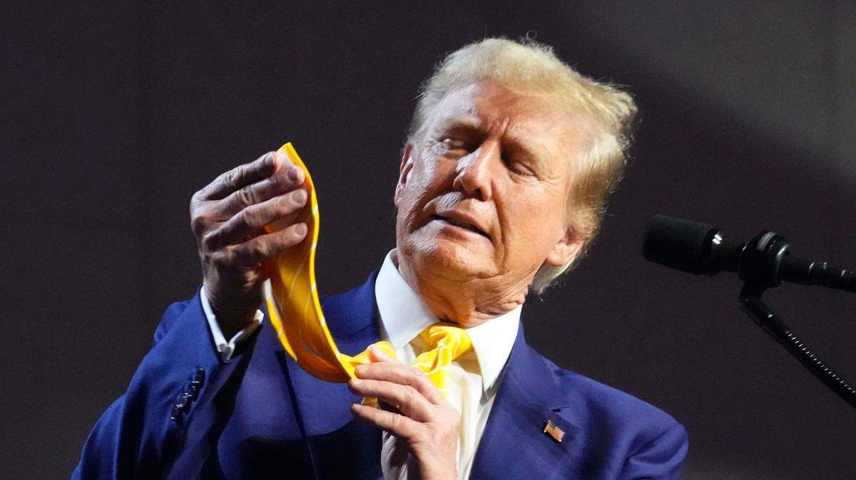 El ex presidente Donald Trump comenta sobre su corbata amarilla durante una aparición en una reunión municipal organizada por el grupo conservador Turning Point Action en Dream City Church en Phoenix el 6 de junio de 2024.