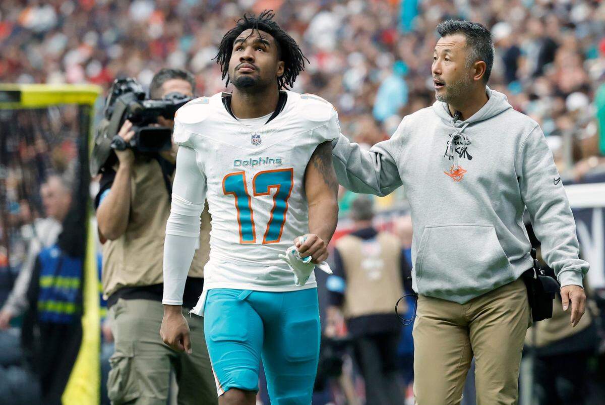 El wide receiver de los Dolphins Jaylen Waddle abandona el campo de juego por una lesión, en el partido celebrado el 15 de diciembre de 2024 en el NRG Stadium en Houston, Texas.