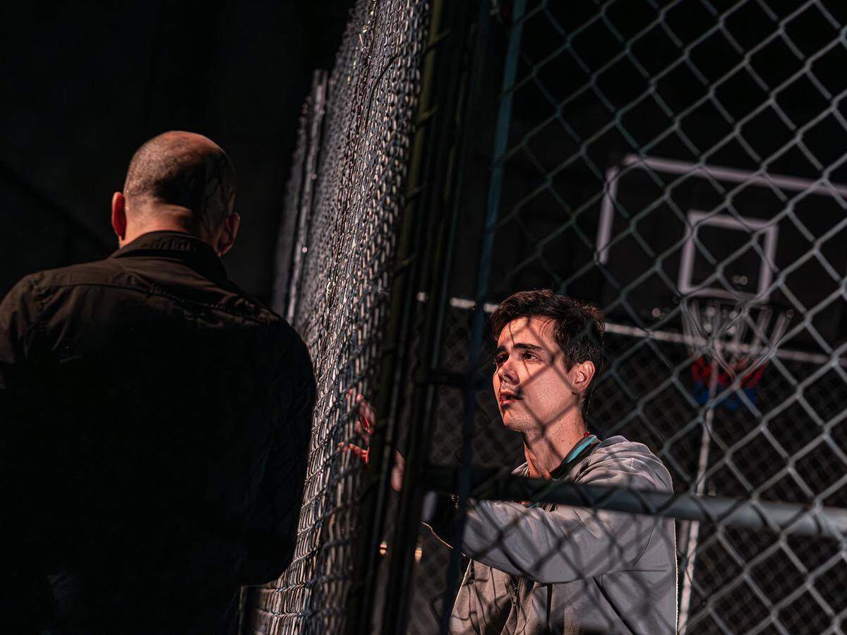 Los actores Ariel Texidó como S (de espaldas) y Daniel Romero como Martín, un prisionero acusado de parricidio, en “Tebas Land”. 