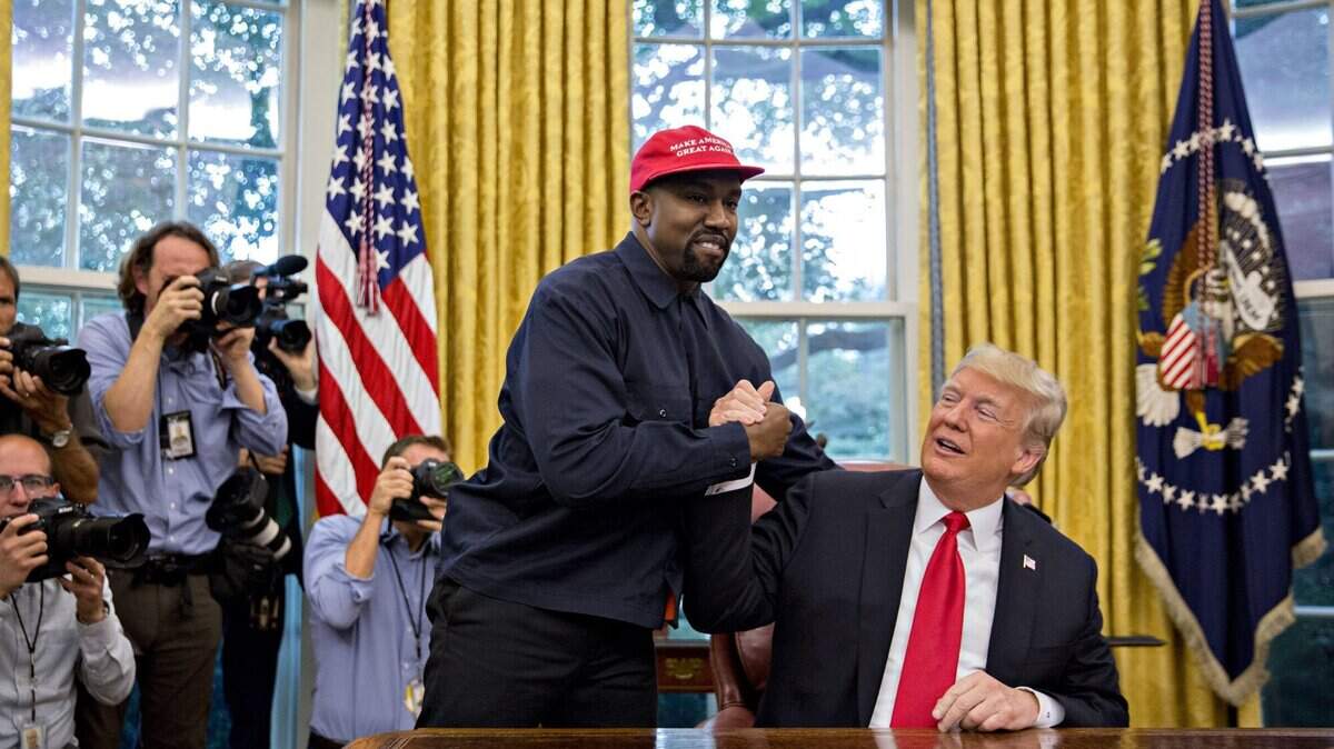 El rapero Kanye West le da la mano al presidente Donald Trump durante una reunión en la Oficina Oval en la Casa Blanca el 11 de octubre de 2018.