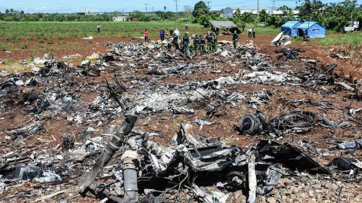 Personal cubano trabaja el, domingo 20 de mayo de 2018, entre los escombros del avión accidentado el pasado viernes, en La Habana (Cuba).