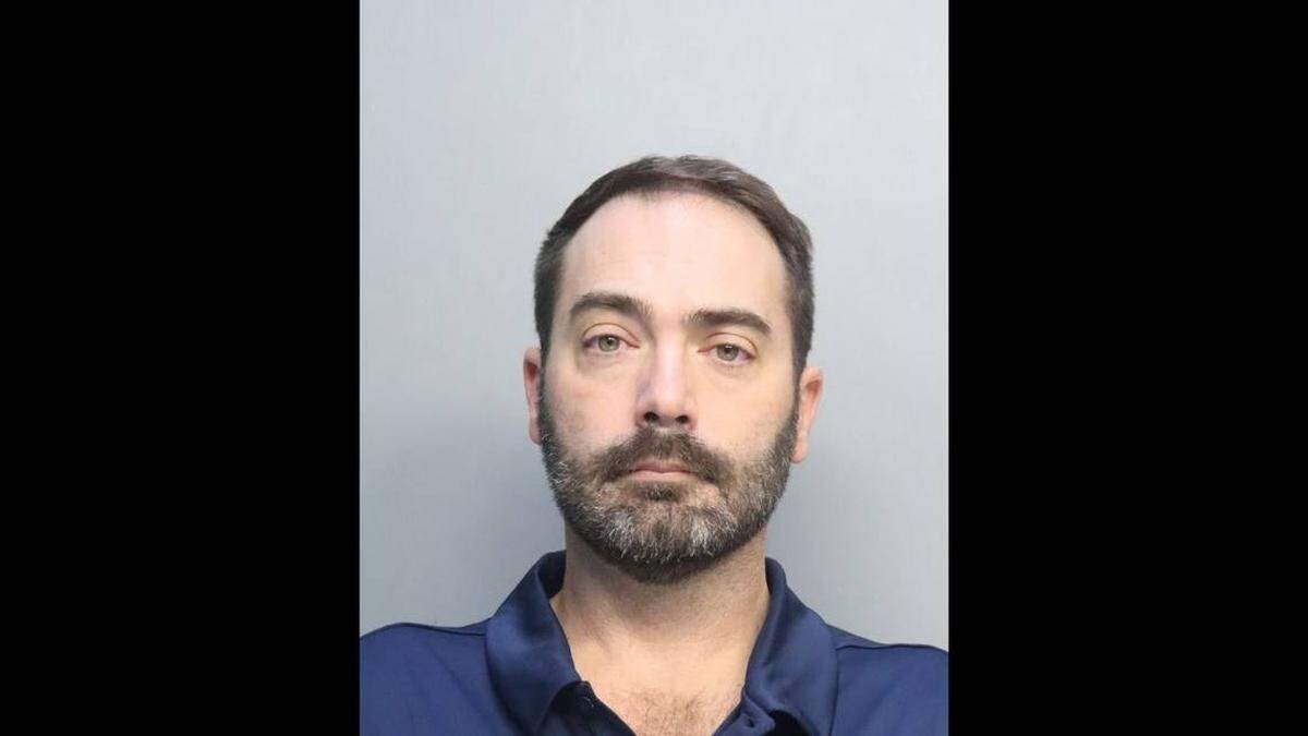 Un maestro de la escuela secundaria Ronald W. Reagan Doral, fue encarcelado el lunes, después que según las autoridades, los estudiantes dijeron haber visto un video explícito que colgó en Snapchat.