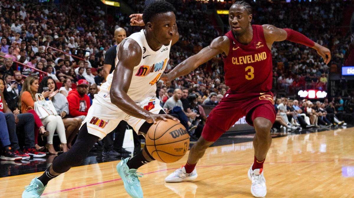 El escolta de los Miami Heat, Victor Oladipo (4), conduce sobre el escolta de los Cleveland Cavaliers, Caris LeVert (3), durante el segundo cuarto de un partido de la NBA en el Miami-Dade Arena en el centro de Miami, Florida, el miércoles 8 de marzo de 2023.