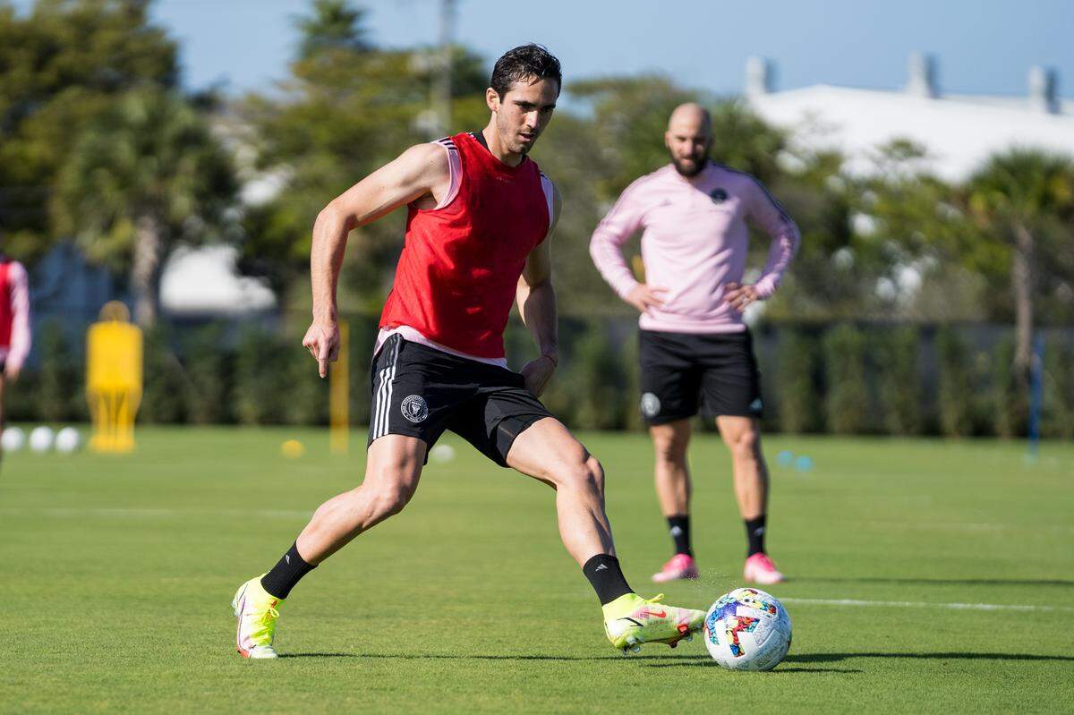 El internacional ecuatoriano Leonardo Campana se entrena con el Inter Miami CF ante la atenta mirada del argentino Gonzalo Higuaín.