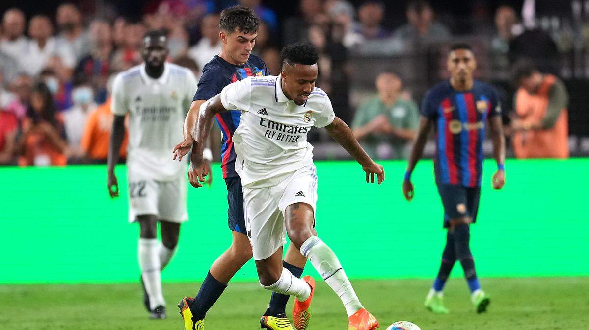 El defensa del Real Madrid Eder Militao (der.) conduce la pelota ante la marca del mediocampista de Barcelona  Pablo Páez Gavira, en el partido celebrado el 23 de julio de 2022 en Las Vegas, Nevada.