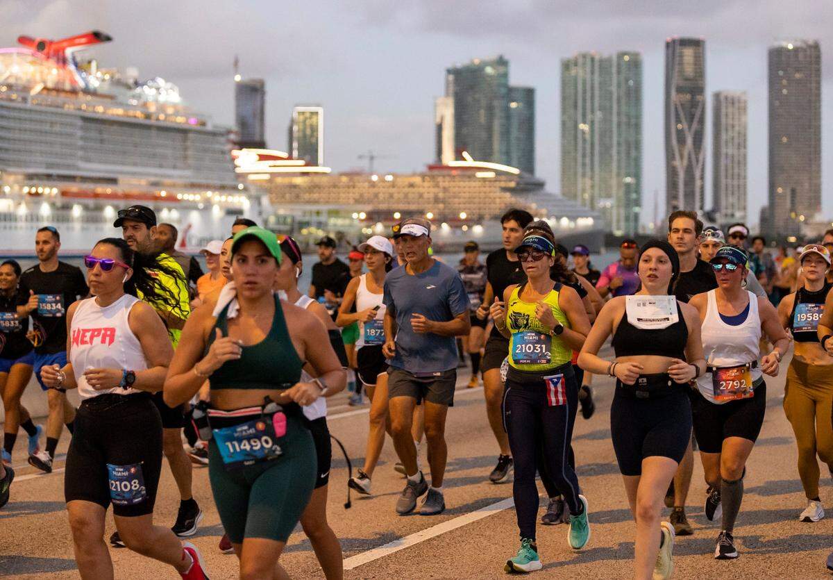 Un grupo de personas corren por el viaducto MacArthur mientras participan en el Maratón de Miami, el 29 de enero de 2023.