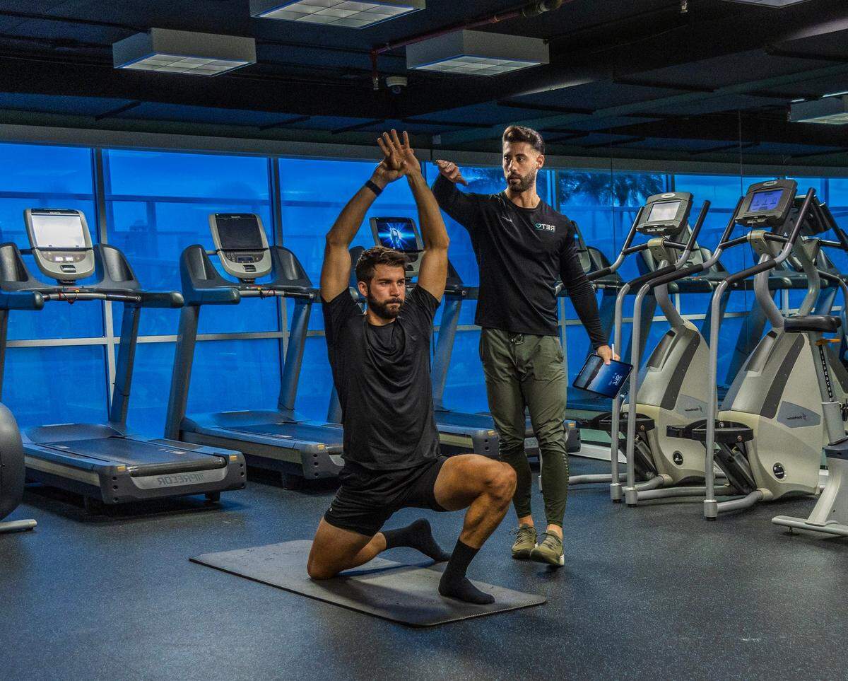 El empresario español Jaime Casado trajo su negocio de entrenamiento físico, RETO Health and Performance, a Miami por la ayuda que recibió de las instituciones como la DDA para hacer más fácil el proceso. En la foto, aparece entrenando a Alvaro Núñez Alfaro, fundador y CEOSuper Luxury Group.
