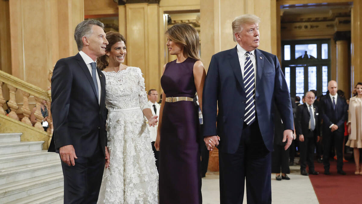 El presidente Donald Trump y la primera dama Melania Trump conversan con el presidente de Argentina, Mauricio Macri, y su esposa, Juliana Awada, cuando llegan al Teatro Colón para unirse a otros jefes de estado para la cena de los líderes del G20, el viernes 30 de noviembre de 2018 en Buenos Aires, Argentina.