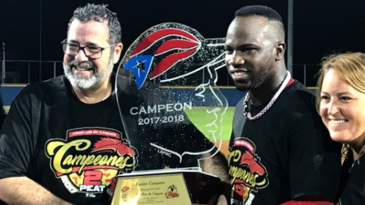 El cubano Rusney Castillo (der.) posa con el trofeo de campeón que ganaron los Criollos de Caguas en la liga boricua.
