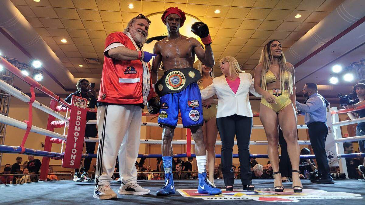 El entrenador Osmiri Fernández con el boxeador cubano Hugo Noriega.