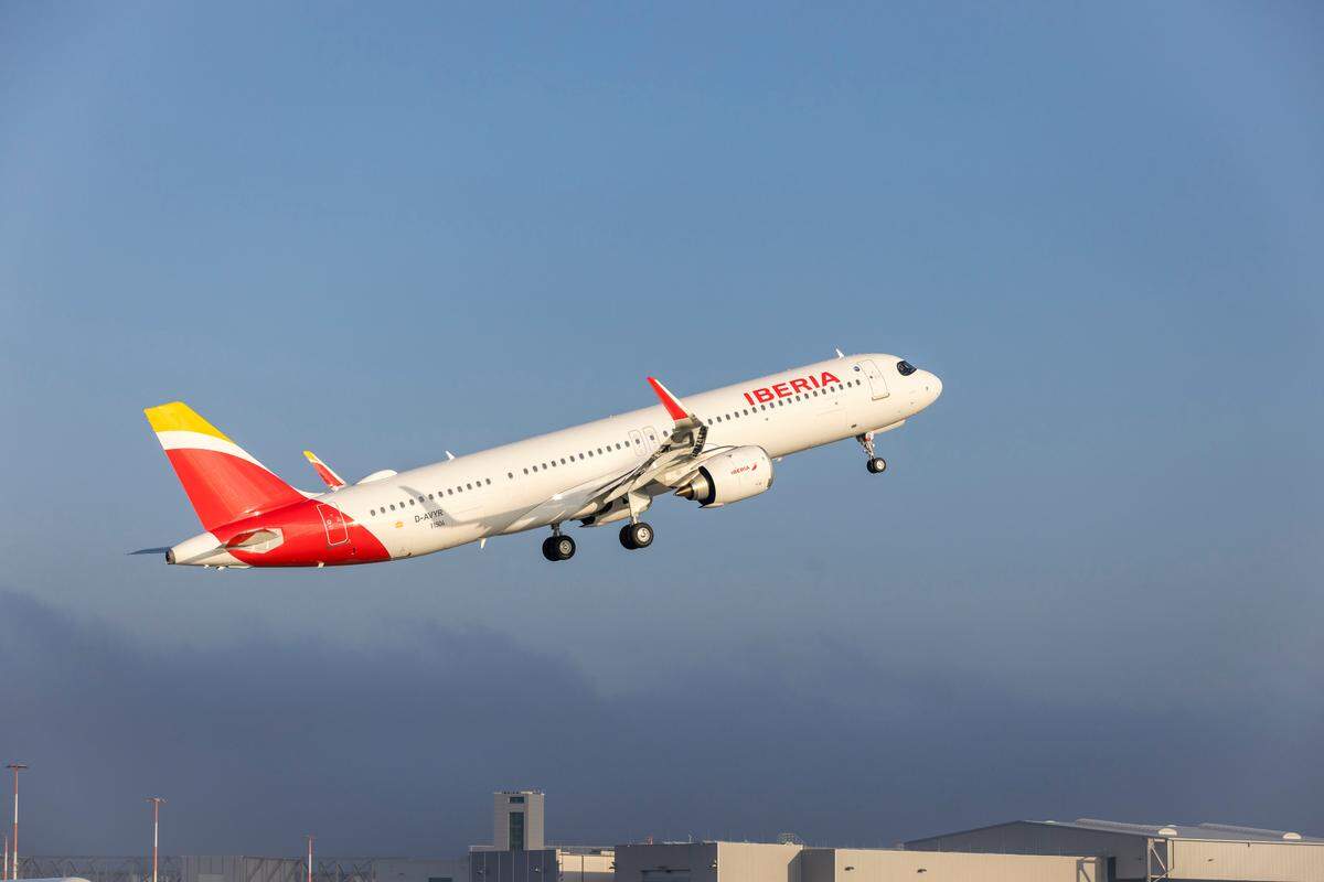 El avión A321-XLR, el modelo más moderno de la factoría Airbus, inicia sus operaciones entre España y Estados Unidos, con la intención de cubrir distancias de hasta 7,500 kilómetros (unas 4,660 millas).