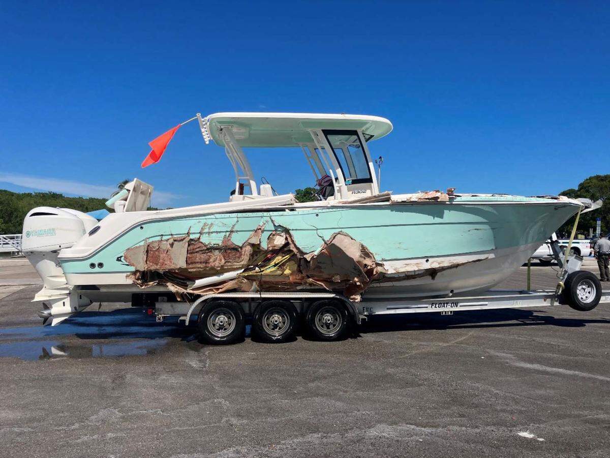 Daños en el Robalo de 29 pies pilotado por George Pino, quien estrelló su bote contra un marcador de canal de concreto en la Bahía Biscayne el 4 de septiembre de 2022. El choque del bote provocó la muerte de Lucy Fernández, una estudiante de 17 años de la Academia Our Lady of Lourdes y lesionó gravemente a su compañera de clase, Katerina Puig.