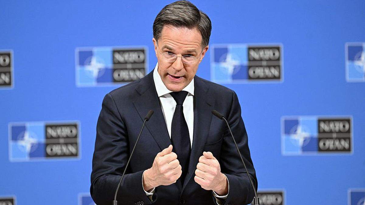 El secretario general de la OTAN, Mark Rutte, ofrece una conferencia de prensa sobre el informe anual general de la OTAN en Bruselas, el 26 de marzo de 2026. Rutte incidió en que “Estados Unidos, por razones de peso, no pudo informar a sus aliados de lo que iba a suceder hace ahora tres semanas y media, el sábado, porque eso podría haber provocado una filtración o algo por el estilo”.