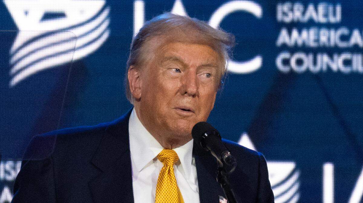 El expresidente de los Estados Unidos, Donald J. Trump, candidato del Partido Republicano para la presidencia de los Estados Unidos en 2024, hace comentarios en la Cumbre del Consejo Israelí-Estadounidense (IAC) en el Washington Hilton Hotel en Washington, DC, el jueves 19 de septiembre de 2024.