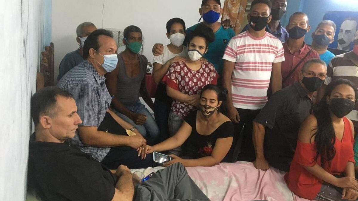 José Daniel Ferrer junto a varios activistas en Santiago de Cuba este viernes nueve de abril. 