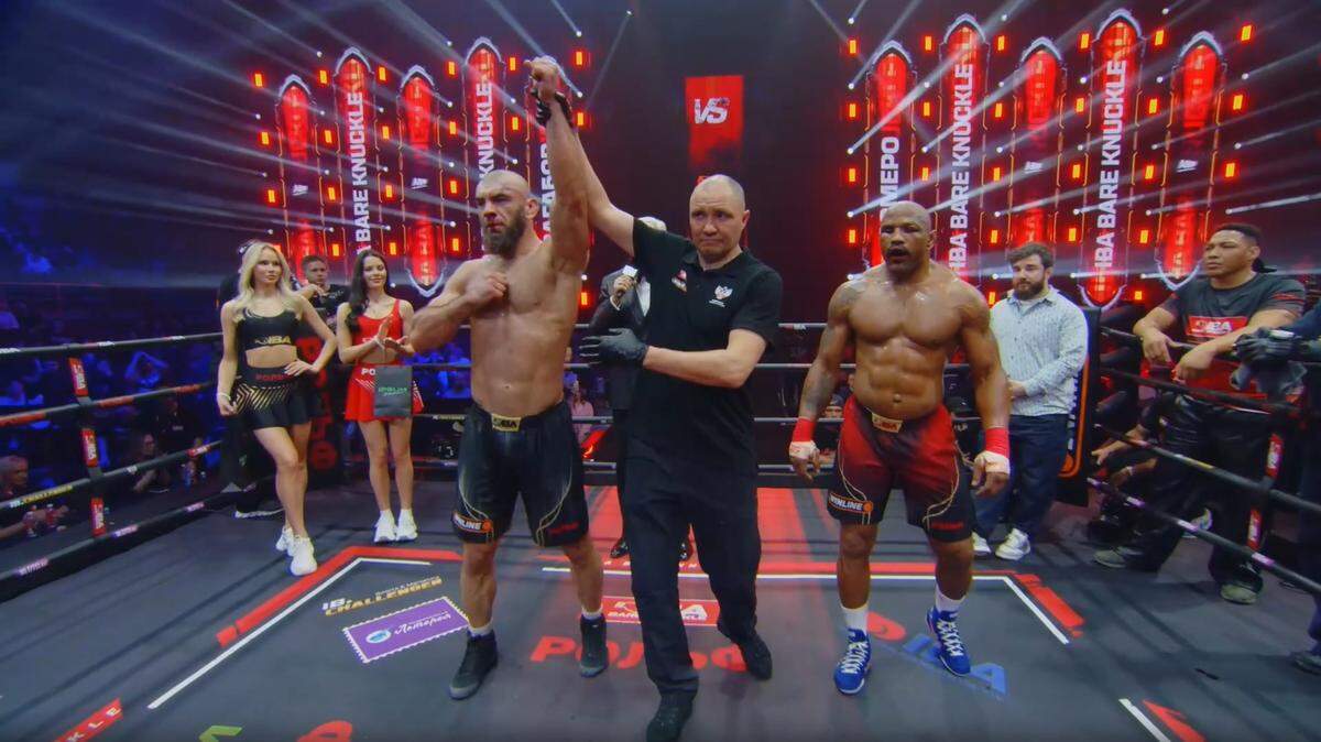 El cubano Yoel Romero (der.) cayó por decisión ante Vagab Vagabov en la cartelera de bare knuckle el sábado en San Petersburgo, Rusia, pero la mayoría lo vio ganador. 