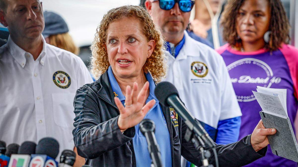 La representante estadounidense Debbie Wasserman Schultz habla con la prensa tras visitar Alligator Alcatraz. La instalación se encuentra en los Everglades de Florida, a 58 kilómetros al oeste del distrito financiero de Miami, en el condado de Collier, Florida, el sábado 12 de julio de 2025. Al Diaz