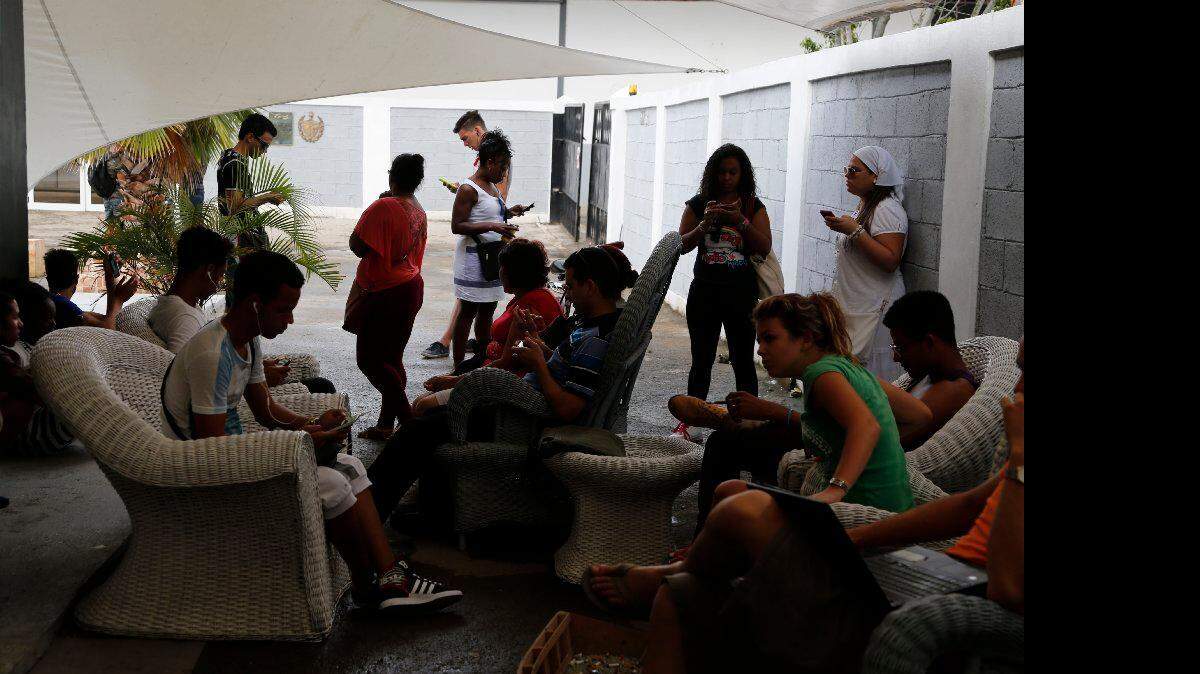 La gente usa una red Wi-Fi gratuita en un centro dirigido por el famoso artista Kcho, en La Habana, Cuba. Decenas de jóvenes de toda la ciudad acuden diariamente al centro. 