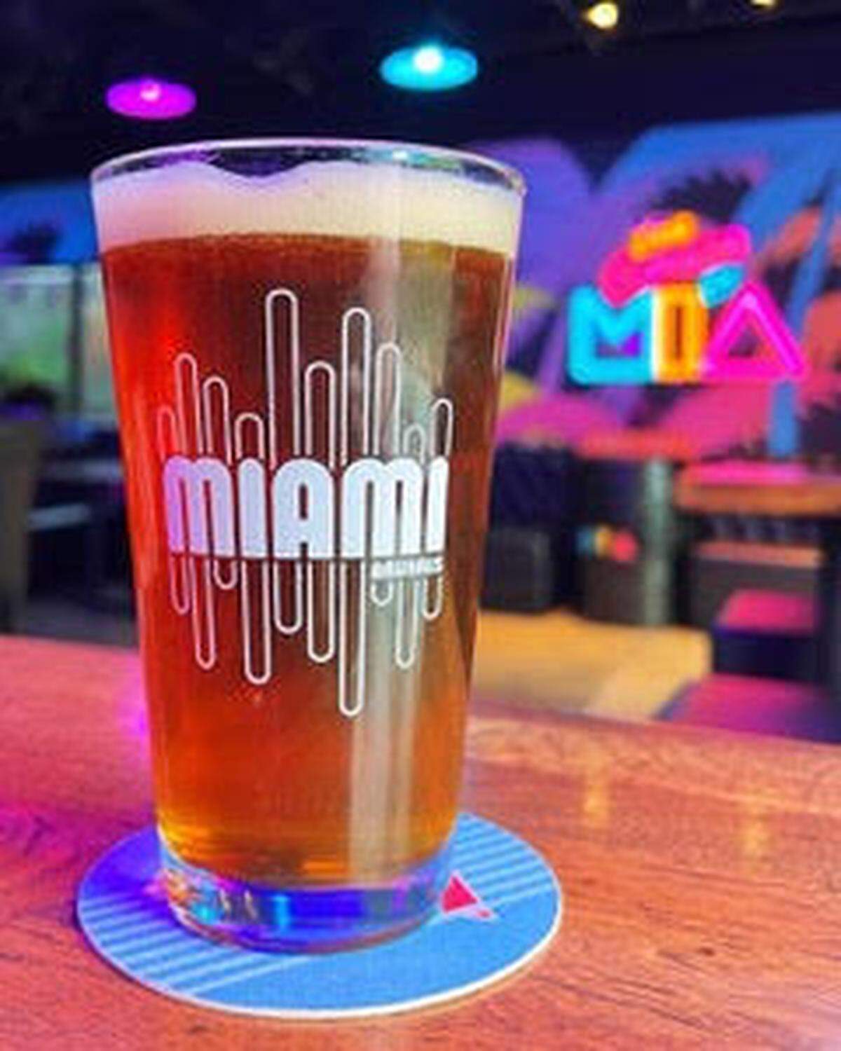 MIA Bruhouse, una cervecería artesanal en Doral que cuenta con un área al aire libre y una sala de degustación con una amplia selección de cervezas, IPAs, lagers, ales y sabrosos bocados.