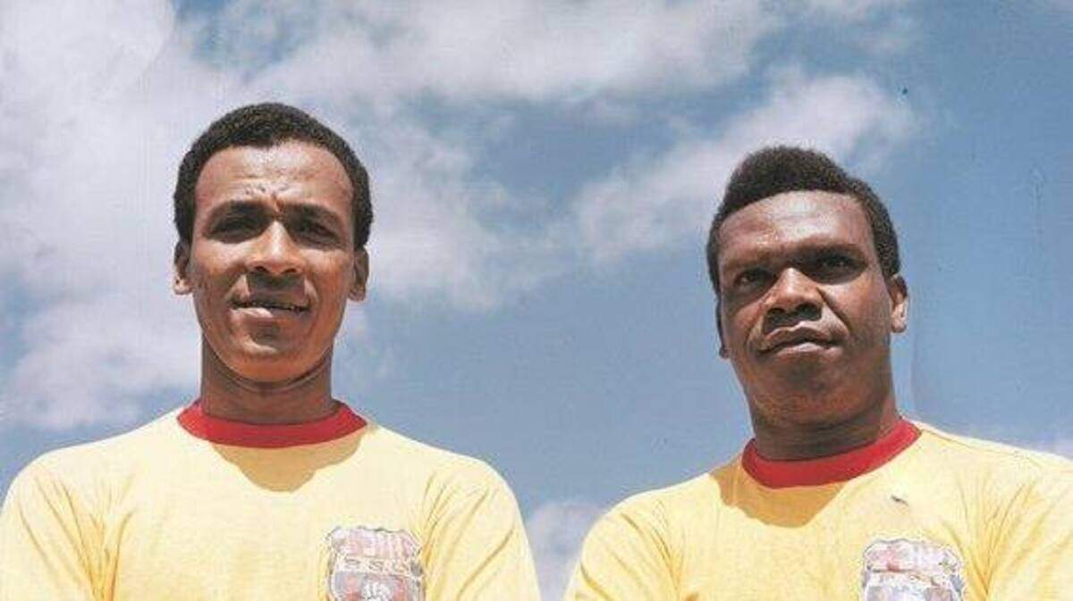 Alberto Spencer (izq.) y Perico León formaron un formidable dúo de ataque con Barcelona de Guayaquil y se consagraron campeones de Ecuador en 1971.