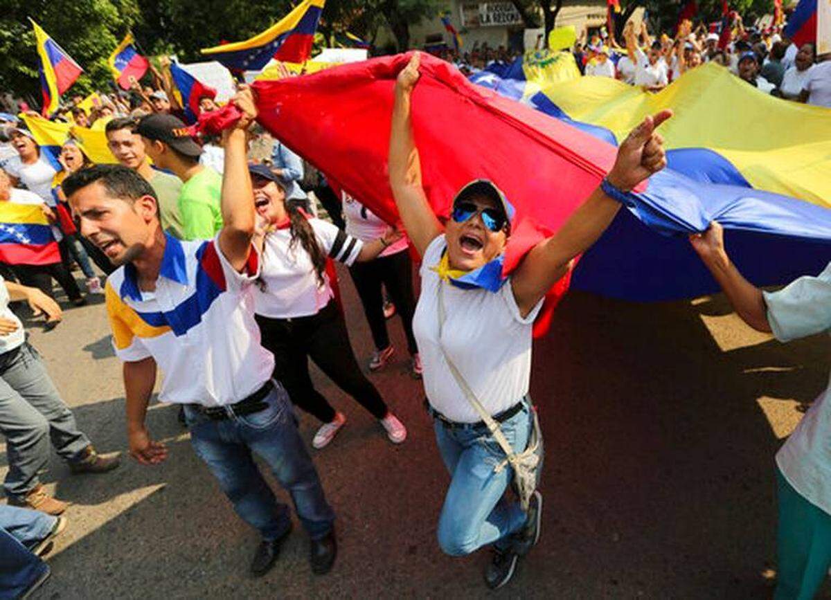 Manifestantes venezolanos protestan contra el gobernante Nicolás Maduro en Ureña, en la frontera colombiana con Venezuela.