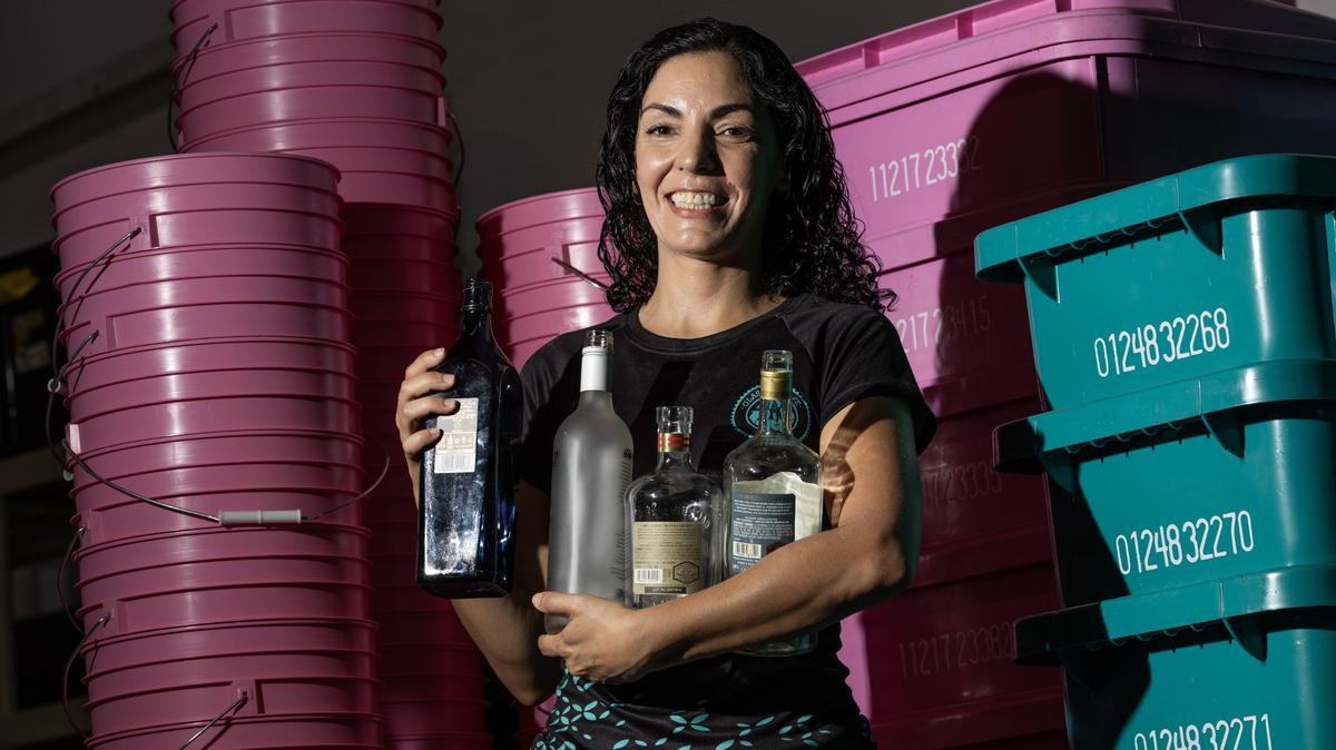 La emprendedora Paola Barranco, cofundadora de Glass for Life, en los almacenes de la compañía, en West Kendall, el pasado martes 28 de mayo.