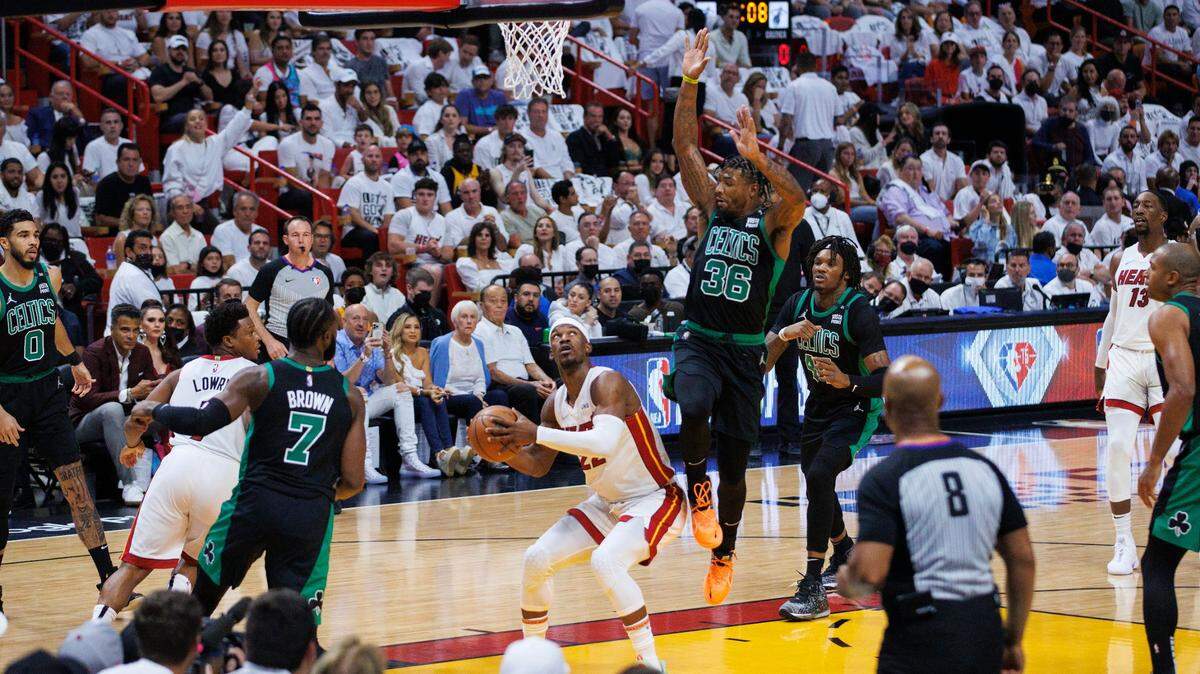 El jugador del Heat Jimmy Butler (22) entra al aro ante la marca de Marcus Smart, de los Celtics de Boston, en el quinto partido de la Final de la Conferencia Este, celebrado el 25 de mayo de 2022 en Miami.