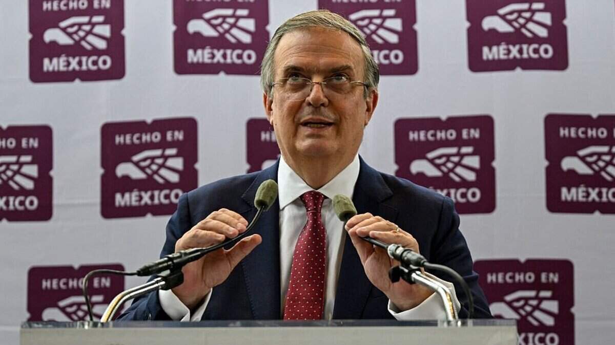 El secretario de Economía de México, Marcelo Ebrard, habla durante una conferencia de prensa en Ciudad de México el 27 de mayo de 2026. Ebrard, aseguró que el tratado continuará vigente hasta 2036 y descartó un impacto inmediato en el comercio regional. El Gobierno mexicano confirmara que los tres socios del T-MEC iniciarán un proceso de revisiones anuales, luego de que Washington rechazara renovar el acuerdo en sus términos actuales